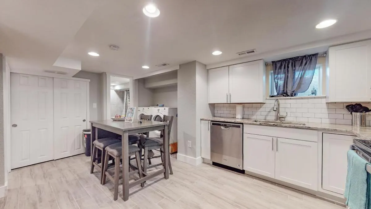Fun And Affordable Dual Bedroom Lower Unit In Vibrant Denver 0*,